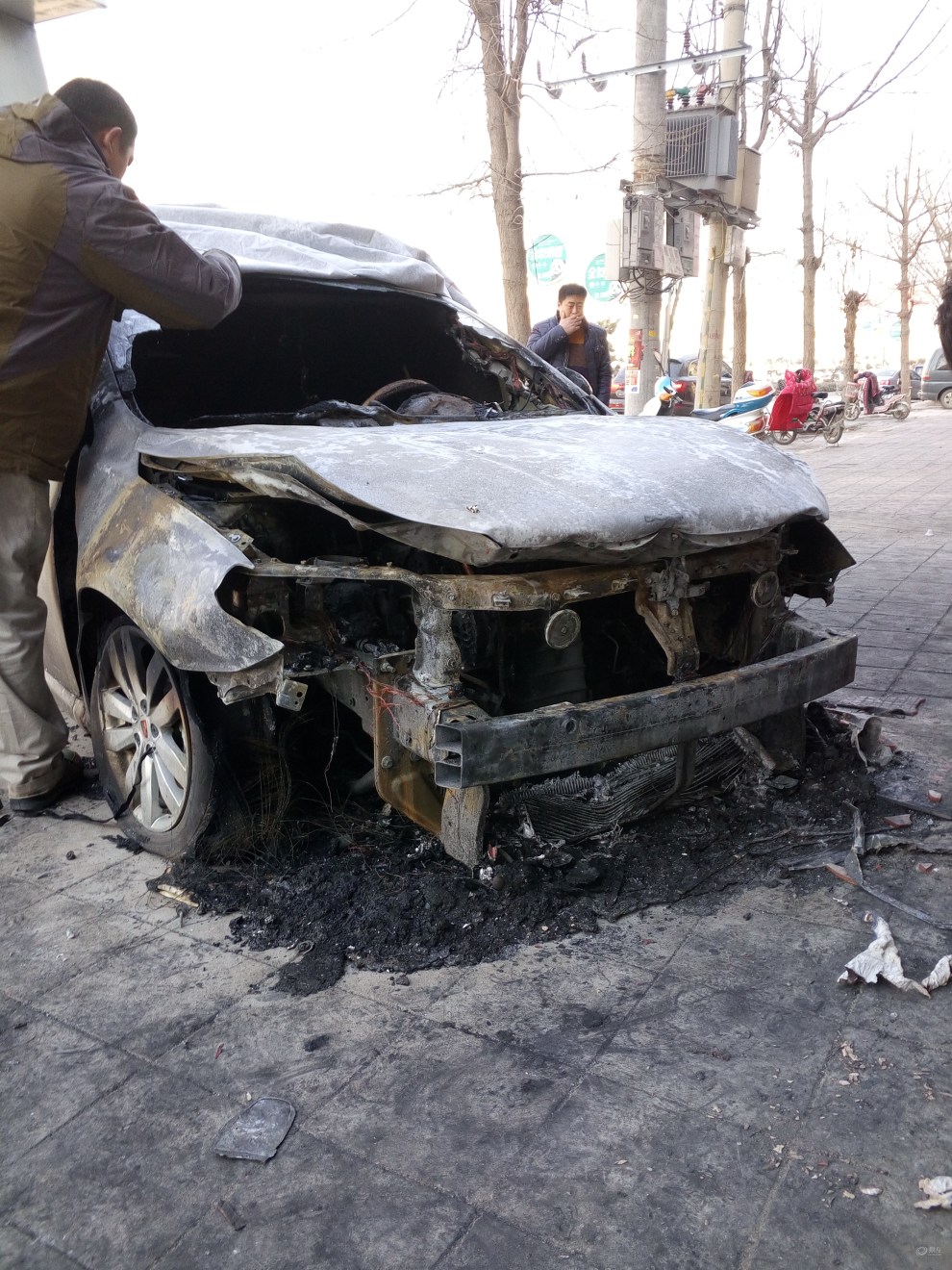 上汽荣威新车2个月自燃,商丘4s店