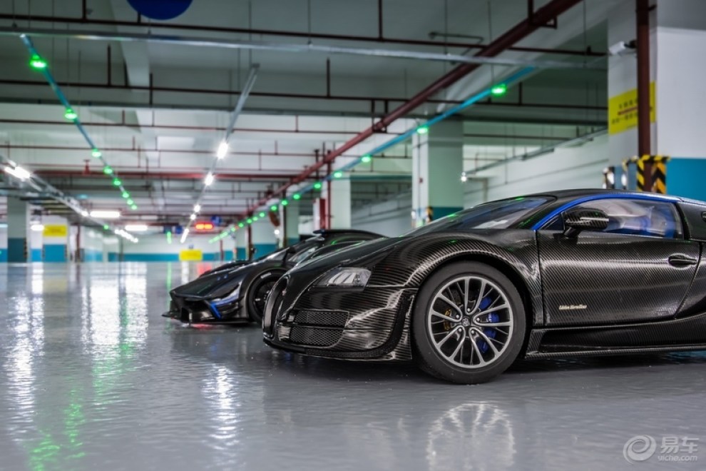 【外拍】豪华停车场就两台车