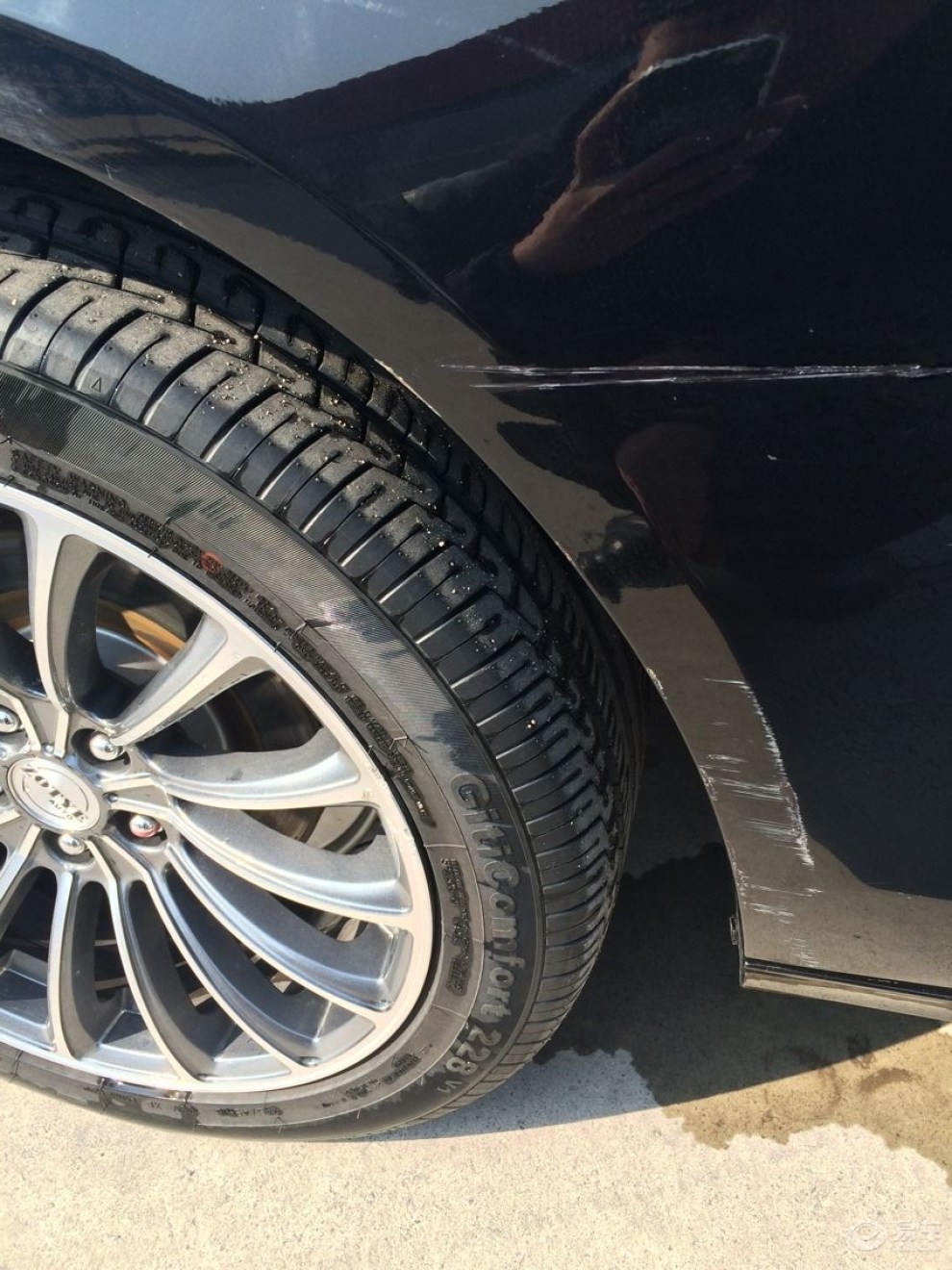 爱车被刮了,好心疼