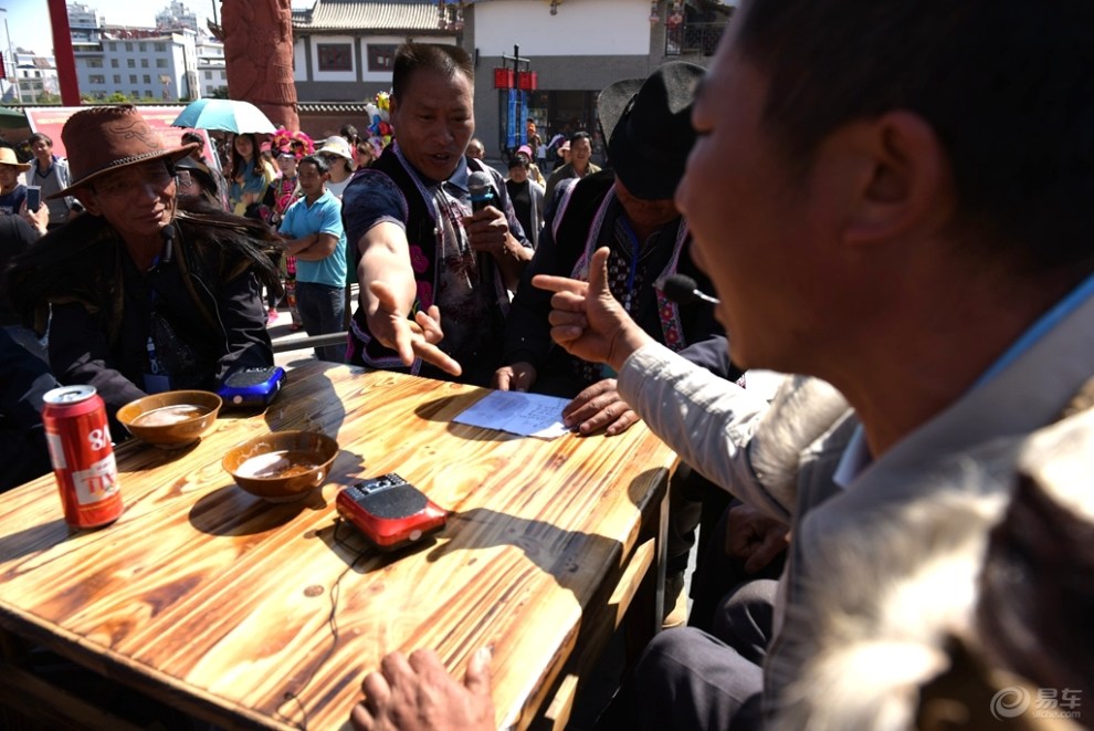 精彩的划拳比赛