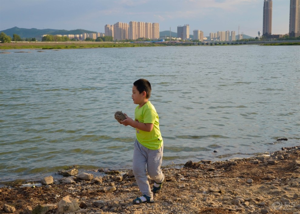 【童年印象】在小河边玩扔石头游戏