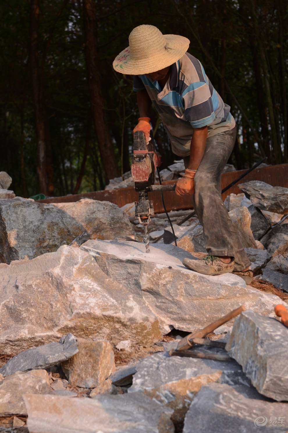 摄影小品〕 《石匠》