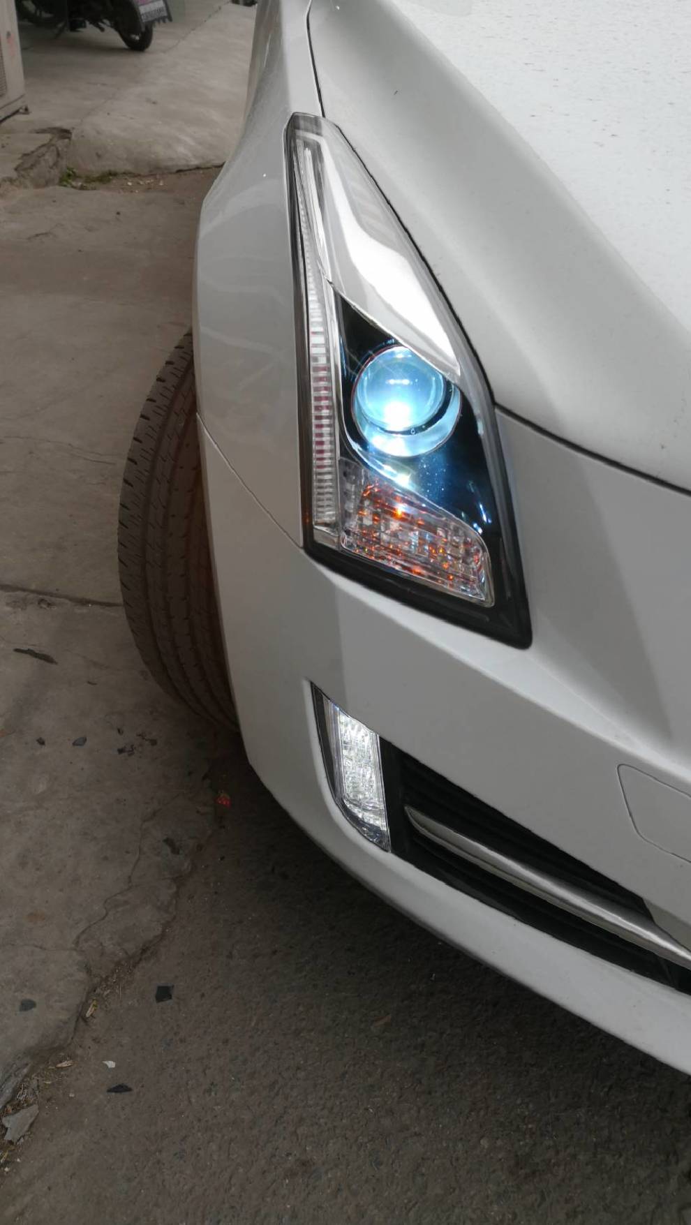 金陵灯改凯迪拉克ats进口海拉五配日行灯一摸蓝,完美逆袭