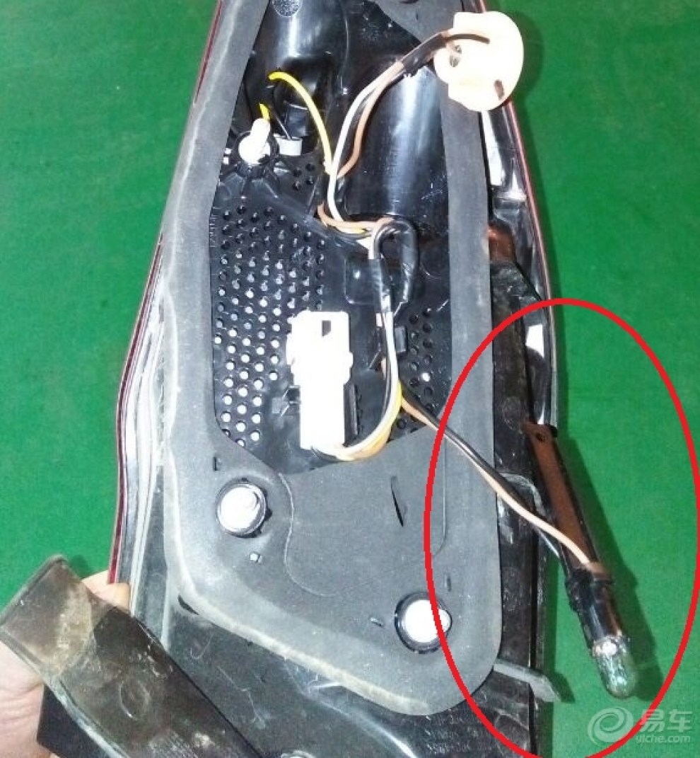 【四川长安家族巴中车友会】咖啡金逸动三包内更换尾灯灯泡