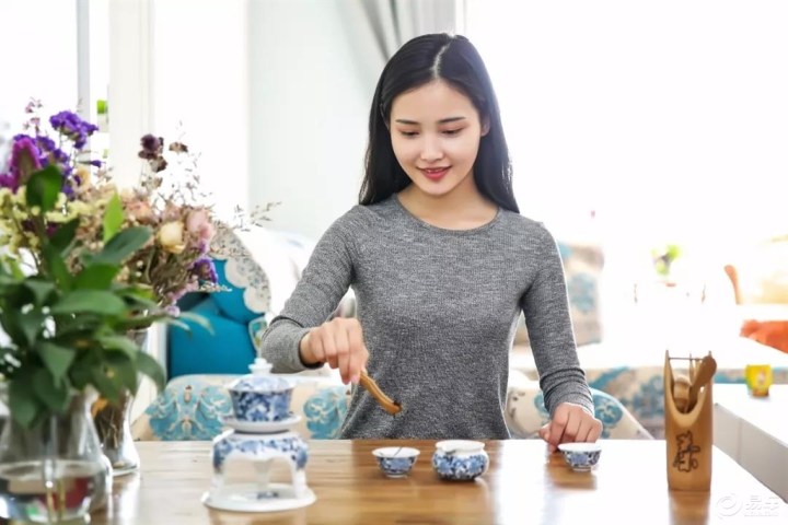 在我眼里她既是温柔贤惠的妻子