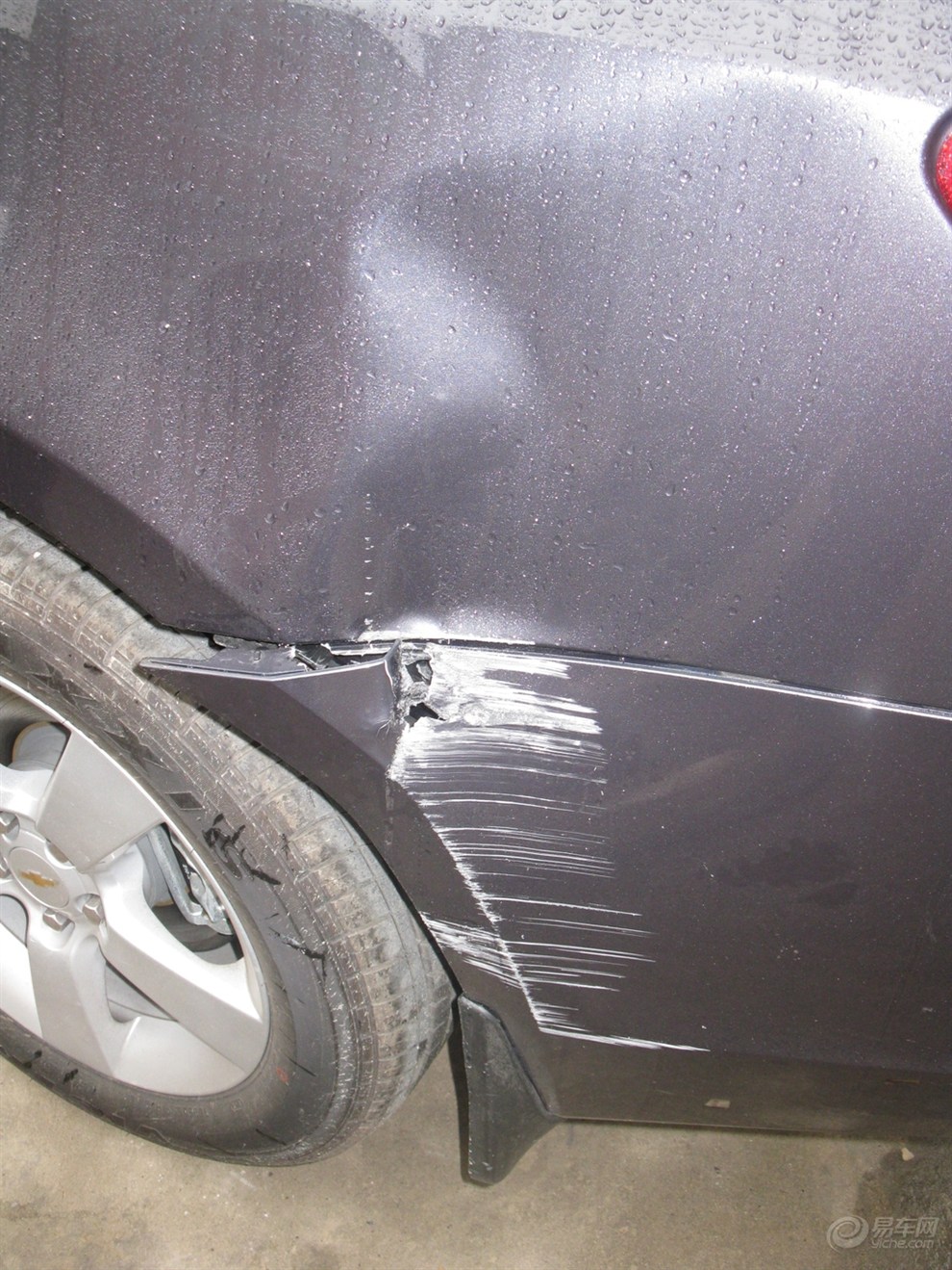 悲催,昨天才提车,今天就刮墙上去了